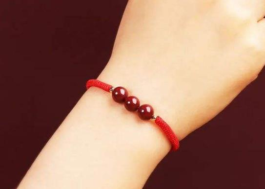 本命年戴红绳还是红玛瑙还是红朱砂?本命年戴红绳金饰单数还是双数