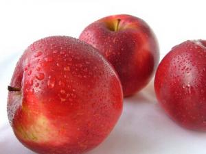 吃苹果时别将果核吃下去-健康吃苹果