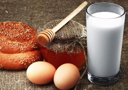 牛奶和蜂蜜能一起吃吗?喝牛奶可以加蜂蜜吗