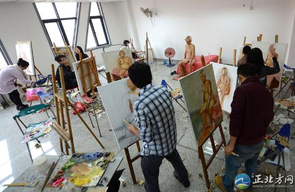 成都84岁老汉当裸模爆红网络,老汉当裸模实属无奈之举,虽红了儿子却与其反目