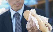 边走路边吃东西好吗？早餐边走边吃的危害