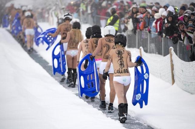 德国裸体滑雪大赛盛况：德国裸体滑雪比赛参赛者仅穿内裤头盔