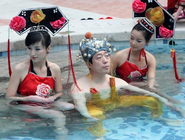 河南一温泉会所开业，山西男子花十万元享受“帝王头汤”