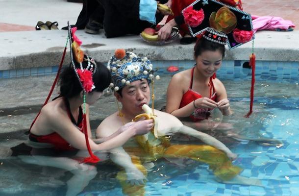 河南一温泉会所开业，山西男子花十万元享受“帝王头汤”