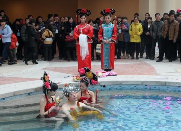 河南一温泉会所开业，山西男子花十万元享受“帝王头汤”