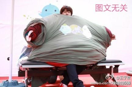 外籍男子为省超重托运费穿60件衣服9条牛仔裤广州机场登机