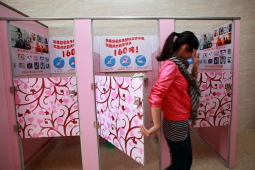 陕西师范大学女士站立小便器受冷落，引导器放置架落满灰尘