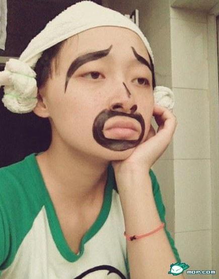 鬼脸妹子微博晒鬼脸犯二组图走红，早就说过不能放我一个人在宿舍