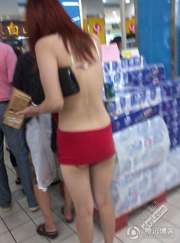 碉堡了！武汉红钢城超市暴露裸女露臀装频出没，又换新战衣