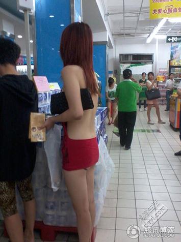 碉堡了！武汉红钢城超市暴露裸女露臀装频出没，又换新战衣