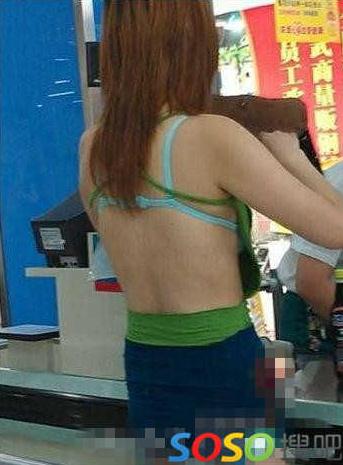 碉堡了！武汉红钢城超市暴露裸女露臀装频出没，又换新战衣