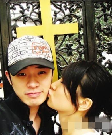 曾小贤陈赫26岁女友许婧美艳私房照曝光，初中相恋至今已十年