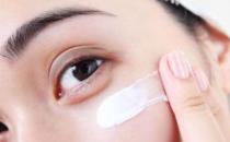 不使用防晒乳会导致熊猫眼