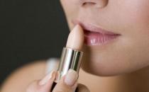 如何护唇？冬天嘴唇干裂怎么办？
