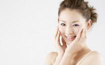 摸脸太毁容颜！护肤陋习你必知！