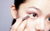 白色眼线让你的眼睛变得更大！
