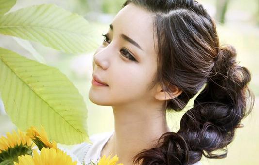 华丽优雅的简洁盘发的方法