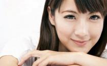 剪刀手滑动法助你告别双下巴