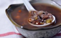 黑豆枸杞粥有效赶走眼部疲劳