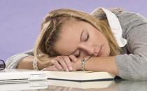 上班族趴着午休易近视 学会护眼远离近视与眼疾