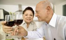 老年人睡前喝酒健康吗