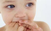 宝宝老是吃手指是病么？该如何治疗？