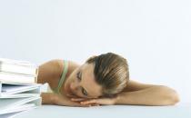 午休趴桌易惹哪些疾病？如何预防？
