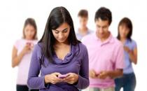 长期低头玩手机会让颈椎“反弓”