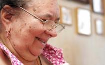 老人如何正确佩戴老花镜