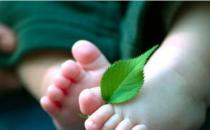 长期穿凉拖长脚茧 给双脚做个SPA