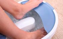 热水泡脚致截肢 中医提醒6类人不应泡脚