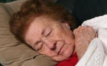 失眠老人试试冥想改善睡眠