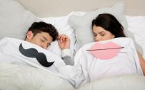 从睡姿来帮你揭秘夫妻的亲密度