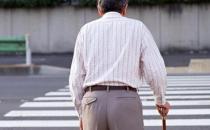 老人驼背变矮 查查骨质疏松