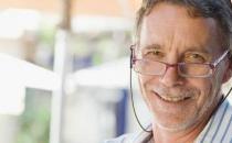 老人常揉搓头皮预防老花眼