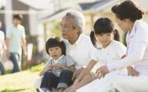 老人按摩耳朵可长寿