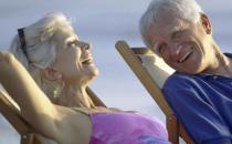 老人晒太阳最好穿红色衣服