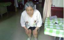 老人下蹲常练习保健康