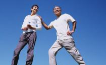 老人甩腿扭膝锻炼有利健康