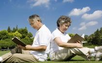 老人坚持快走慢跑防治腰痛