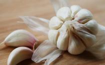 大蒜不能和8种食物同吃 3类人更不宜吃大蒜