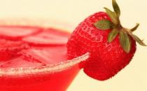 白领养肝明目解毒的胡萝卜草莓汁