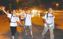 老人每天步行半小时防便秘