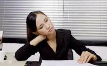 告别颈、腰部僵硬 办公室简易舒展操