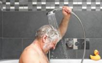 老年人冬季洗澡时间有讲究