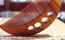 老年人坚持木梳梳头防治头晕