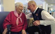 老年人便秘了 多喝水规律排便