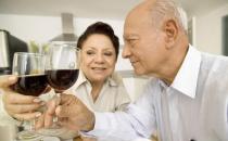 老人冬季睡前喝酒小心引发猝死