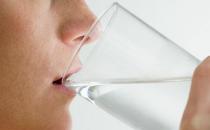 老年人刚洗完澡别马上喝水