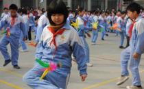 学生课间最好的运动莫过于踢毽子